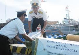 New year gifts presented to soldiers on Hon Chuoi island - ảnh 1